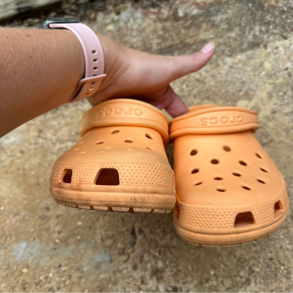 Crocs Classic Clogs Orange Men’s 6 / Women’s 8 Lightweight Slip-On - Picture 2 of 9